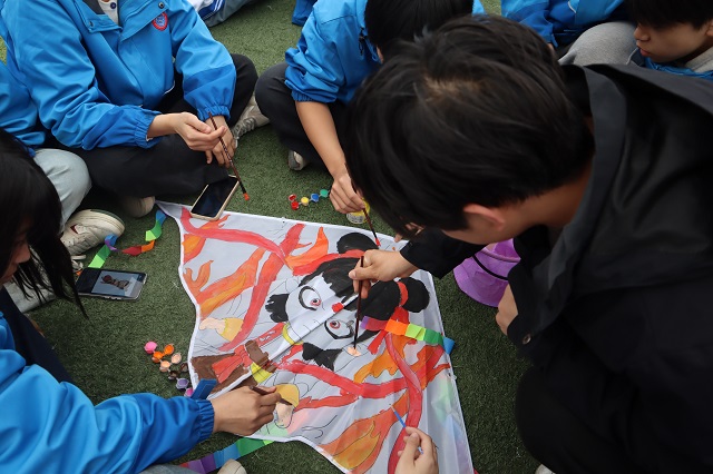 我校團學干部設計制作各具特色的風箏 - 副本.jpg