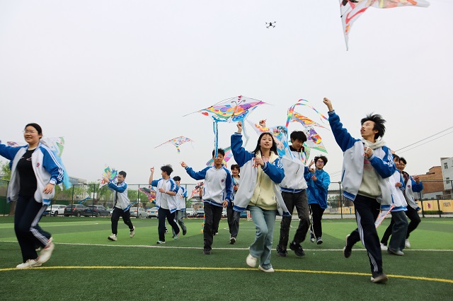 同學們放飛親手制作的風箏 - 副本.jpg