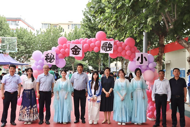 校領導與參與活動學生合影 - 副本.jpg