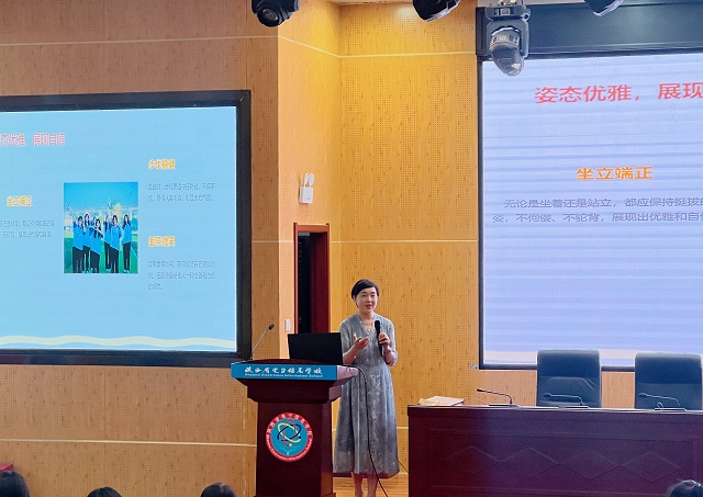 校長魏萍做專題講座 - 副本.jpg