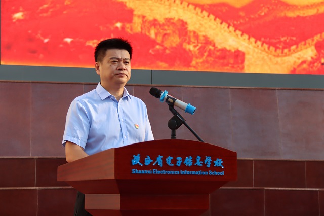 1756711177589929.jpg 學工部部長、團委書記張偉東主持升旗儀式.jpg