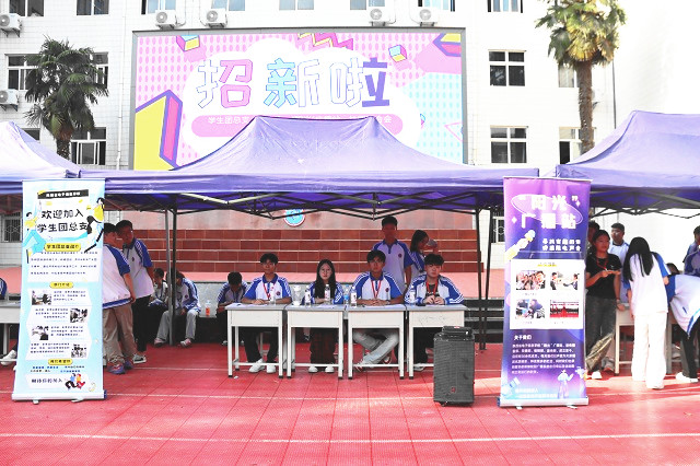 圖為我校社團納新現(xiàn)場 - 副本.jpg